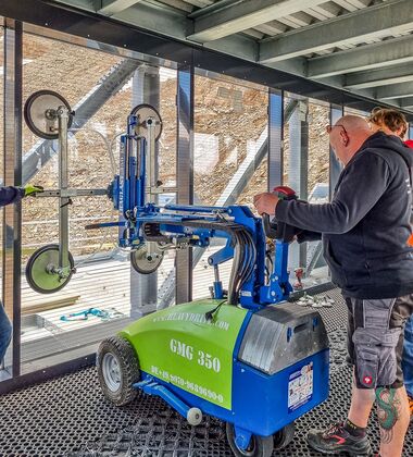 Heavydrive Einweisung am Glasmontagegerät GMG 350 für eine sichere und effiziente Anwendung auf 3.200 Metern im Kaunertal (Österreich).