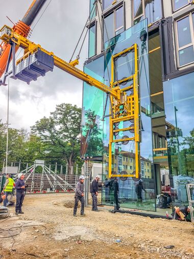 Einheben einer großformatigen Scheibe mit Vakuum-Sauganlage und Kontergewichten.