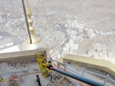 Mit spezieller Hebetechnik unterstützte Heavydrive die Montagearbeiten am Mekka Clock Tower -  einem der bekanntesten Bauwerke Saudi-Arabiens. Bildrechte: Heavydrive.com