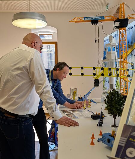 Die Miniaturbaustelle von Heavydrive weckt großes Interesse bei den Besuchern.