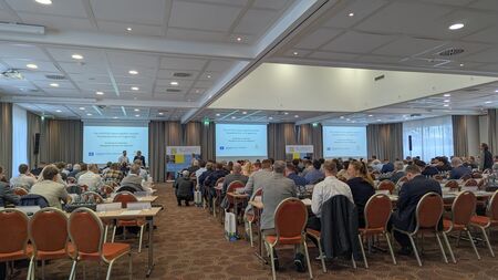 Zahlreiche Fachbesucher verfolgten die Vorträge zu aktuellen Entwicklungen und Zukunftsthemen der Fassadentechnik beim VFT-Seminar.