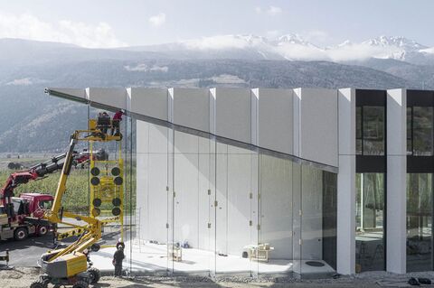 Montage einer Megascheibe in die Sägezahn-Fassade mittels Vakuumsauganlage