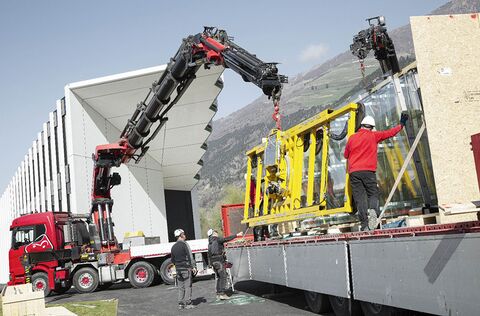 Megascheibe mit Vakuumsauganlage vom LKW abladen