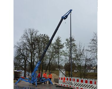 Die Laternenmasten werden mit dem MRK 86.0 in Position gebracht. Bildrechte: Heavydrive.com