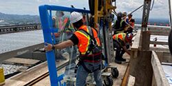 Transport von schweren Glaselementen auf dem Montreal Tower mit Heavydrive Glaswagen HDL Bildrechte: Techniverre + Inc