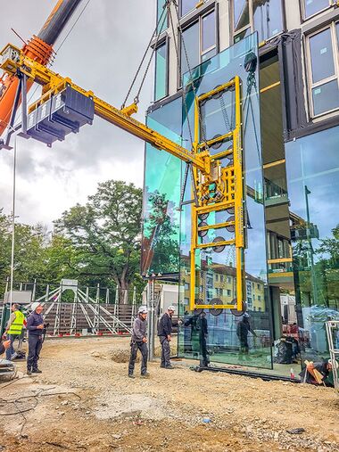 Einheben einer großformatigen Scheibe mit Vakuum-Sauganlage und Kontergewichten.