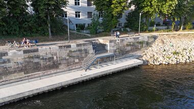 Knapp ein Jahr nach der Montage zeigt sich das fertige Ergebnis: Die Treppe ist heute fester Bestandteil der Kaikante in Donauwörth. Bildrechte: Heavydrive.com