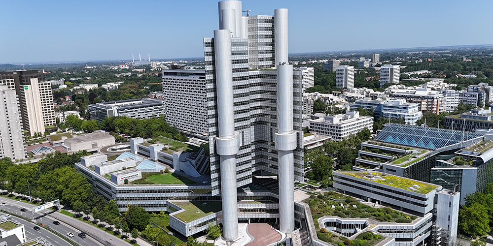 Der fertig sanierte Hypo-Tower, dessen Fassadenelement mit Heavydrive Geräten montiert wurde