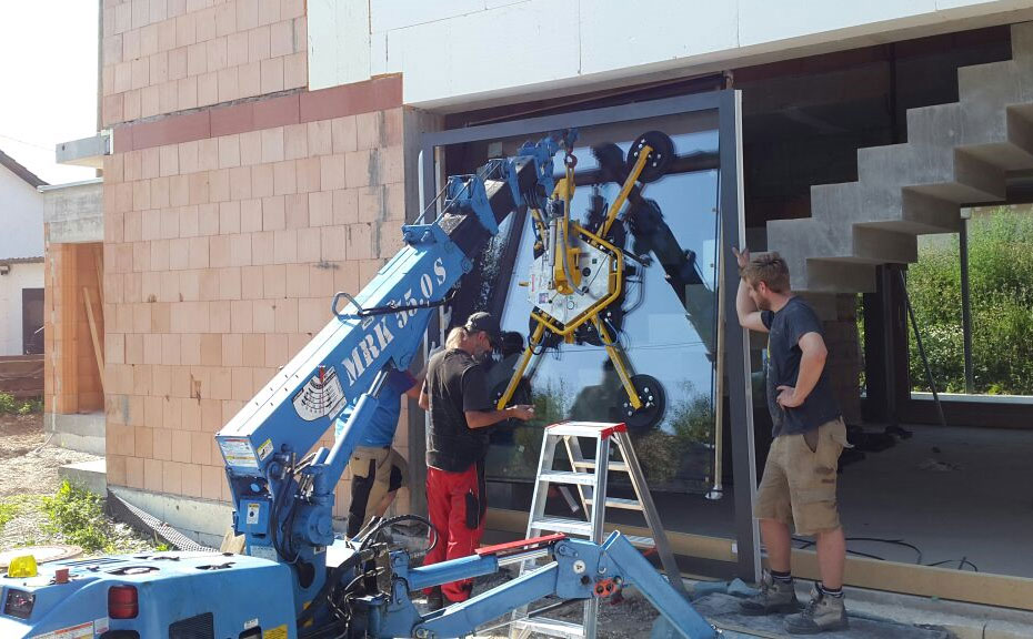 Das Bild mit den Heavydrive Montagegeräten von der Stellwand am Messestand der Fa. Brechenmacher