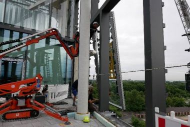 Heavydrive Einsatz an den Bavaria Towers in München mit Vakuum-Sauganlage VSG 800 KR für konkav und konvex gebogene Scheiben.