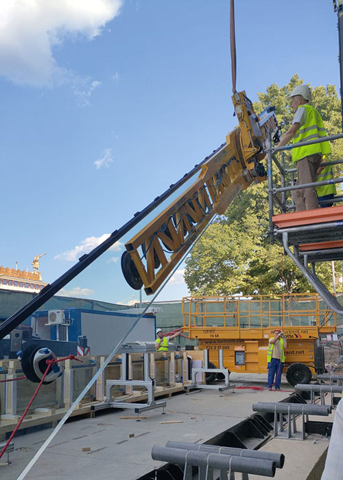 Die Montage der 750 mm breiten, 12 m hohen und 1,6 t schweren Finn-Glasschwerter erfolgte mit der Heavydrive Anlage VSG 2000 KL 9