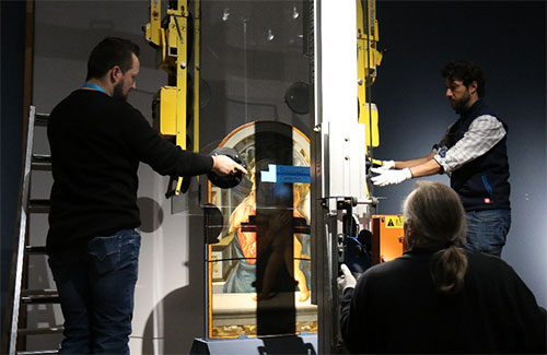 Abbau von Glasvitrinen in der Alten Pinakothek in München mit Heavydrive Montagelift und Sauganlage