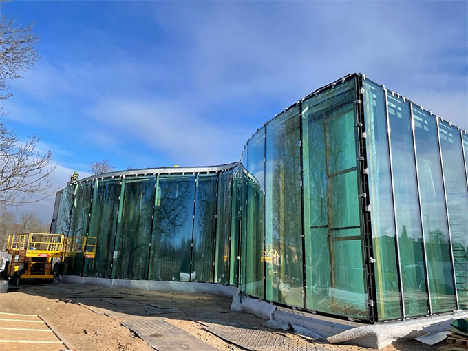 Montage der Fassade an der Galinciems Library in Ventspils (Lettland) mit Heavydrive Sauganlage  VSG 1500 KR MH für gebogene Scheiben