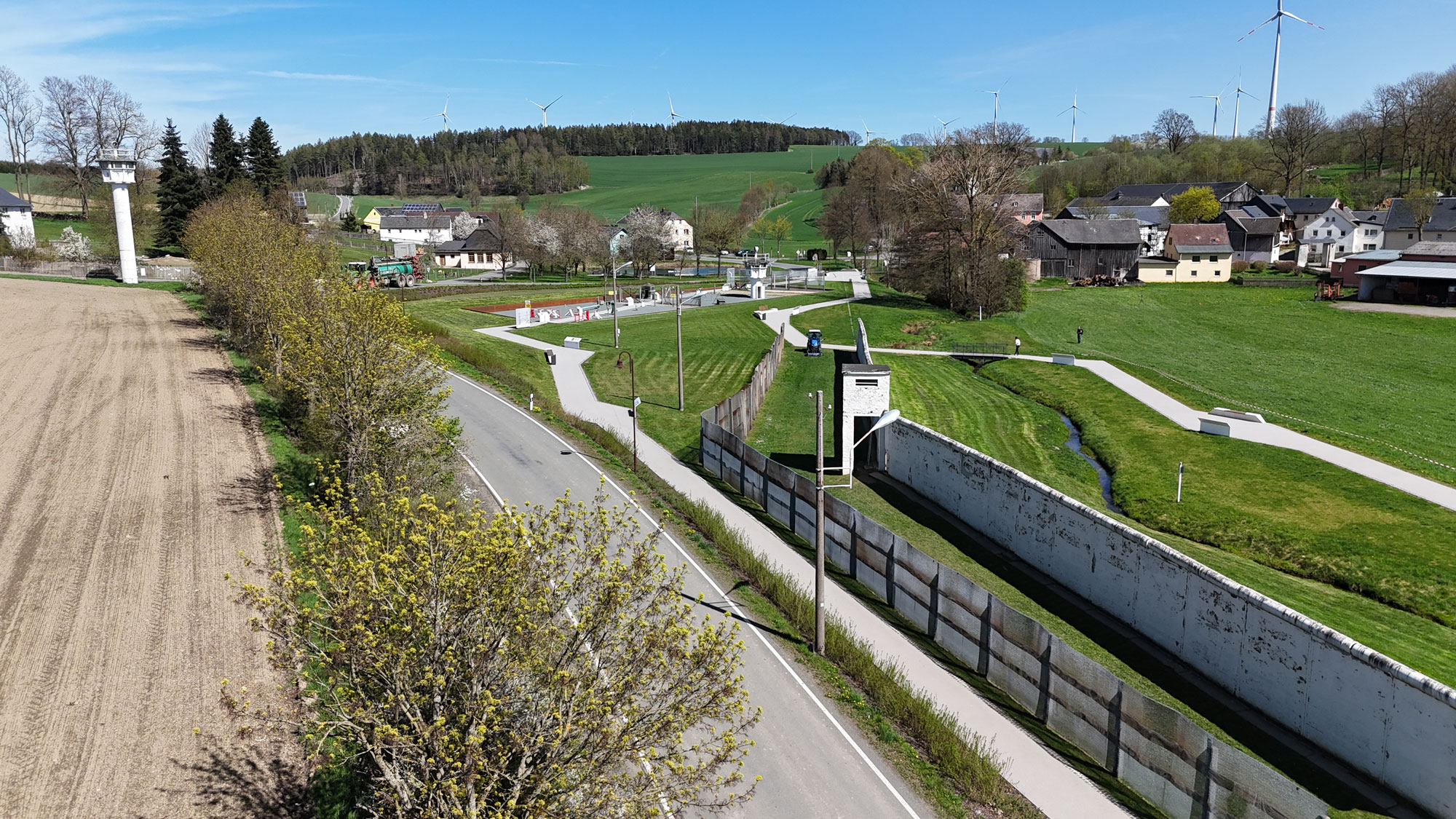 Der fertig verglaste, konkav gewölbte Eingangsbereich der Mokslo sala