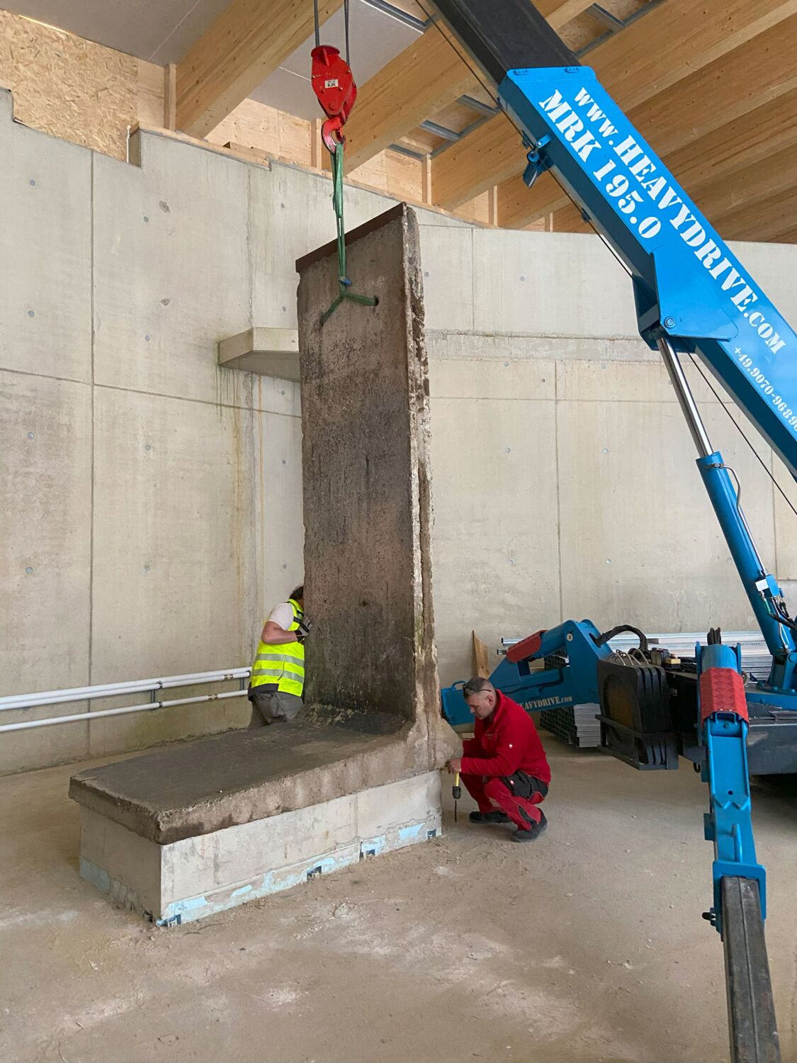 Einbringen des historischen Mauerstücks am neuen Ausstellungsplatz