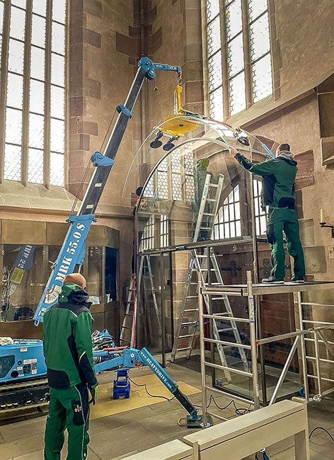 Der fertig verglaste, konkav gewölbte Eingangsbereich der Mokslo sala