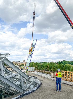 Heavydrive Sauganlage hebt gebogene Scheibe unter die Stahlkonstruktion im Wissenschafts- und Innovationszentrum in Kaunas