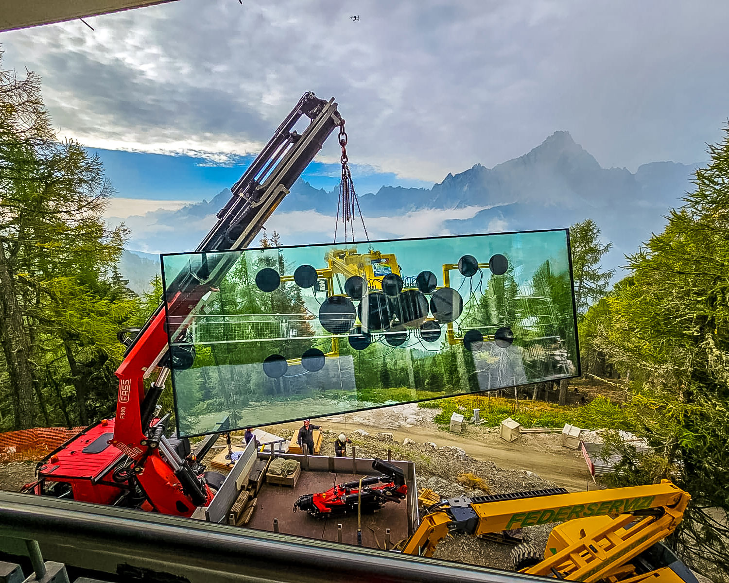 Scheibe wird von Heavydrive-Anlagen in die Schrägfassade eingehoben