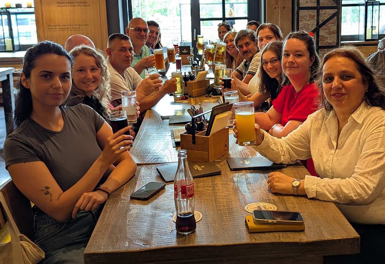 Heavydrive Team beim geselligen Mittagessen