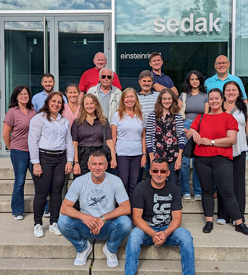 Das Heavydrive Team vor dem sekak-Firmengebäude
