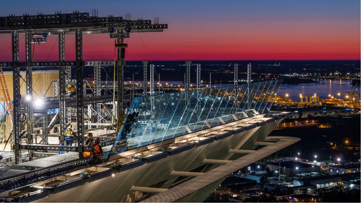 Heavydrive Glaswagen HDL bei Montage auf dem Montreal Tower