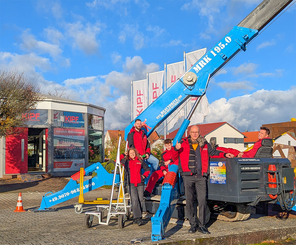 Das Heavydrive-Team mit dem Montagekran MRK 195 S1 bei der Vorführung vor Ort.