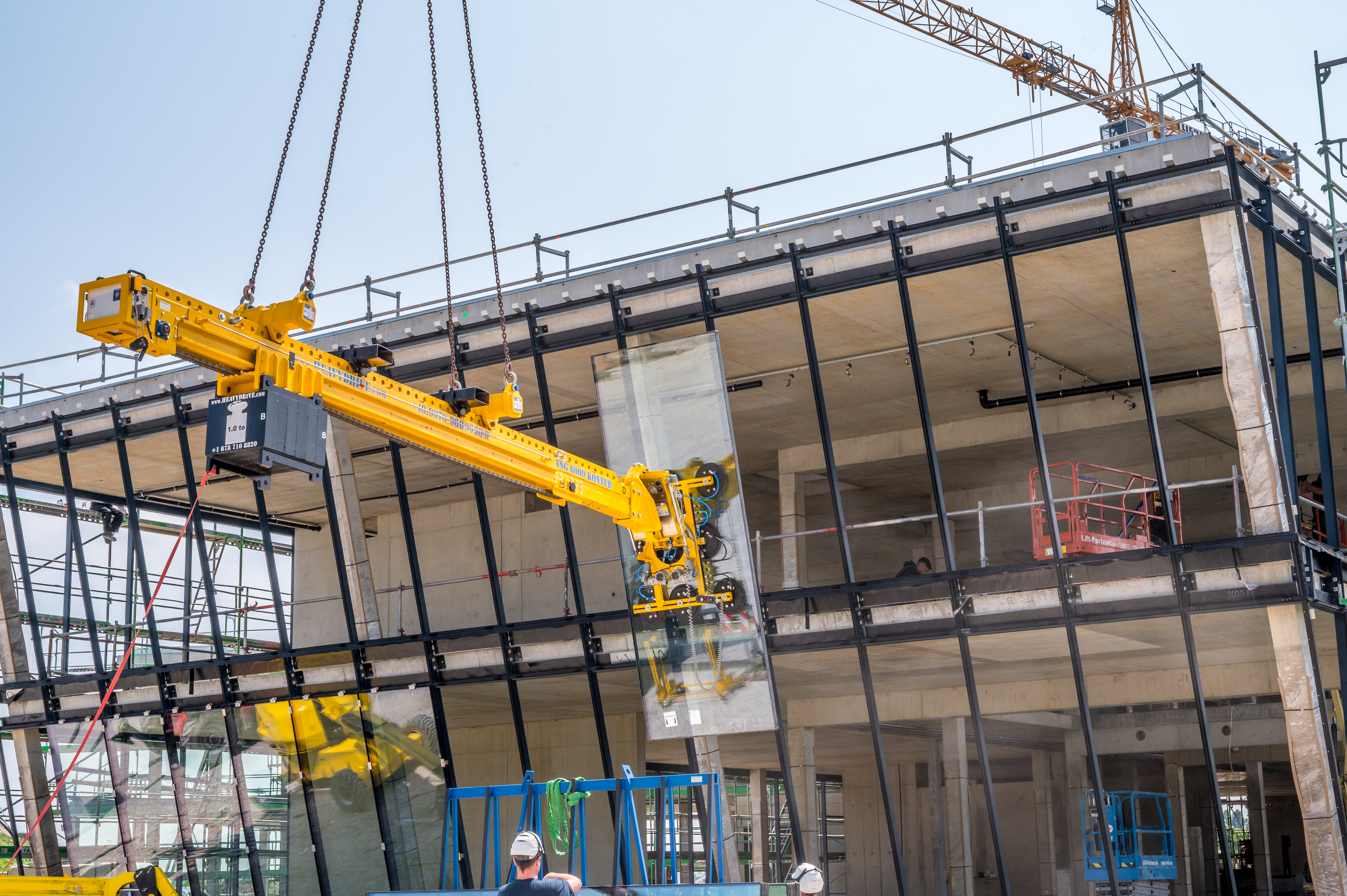 Sauganlage und Kontergewichtstraverse von Heavydrive beim Verglasen der Schrägfassade