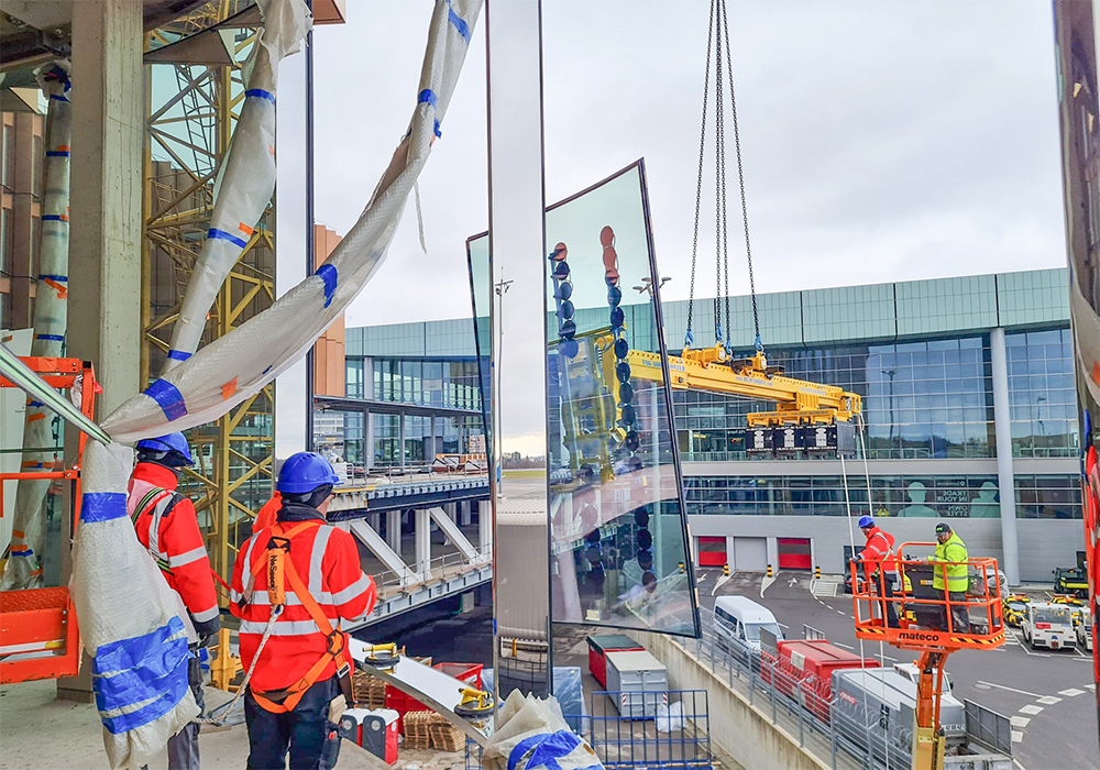 Montage von gebogenen Fassadenelementen am Skypark Business Center Luxemburg.