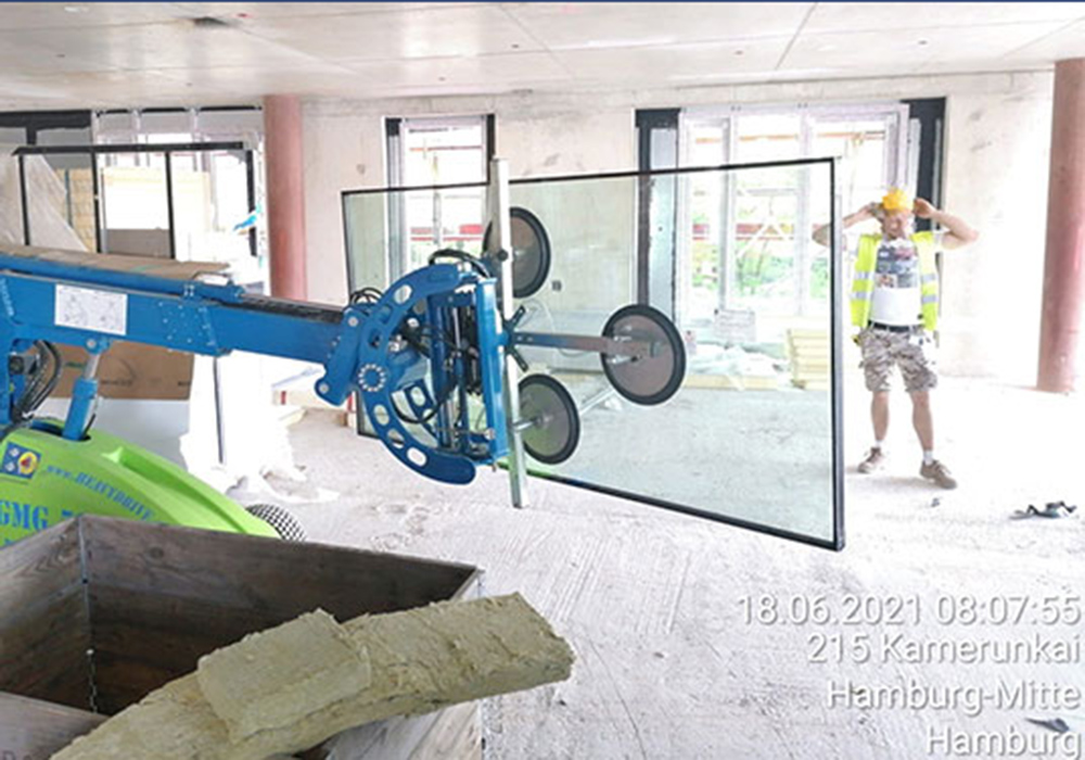 Heavydrive Montage mit Glas-Montage-Gerät GMG 575 in der Hamburger Hafencity.