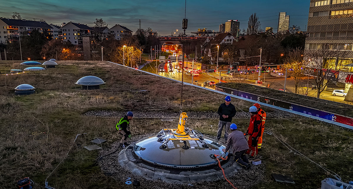 Millimetergenaues Positionieren der Glaskuppel auf dem Dach der St. Jakobshalle in Basel