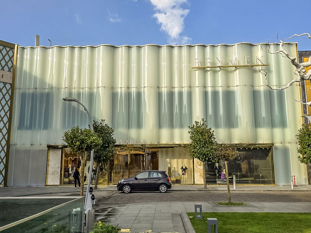 Fertiggestellte Wellenfassade im Beymen İstinyePark.