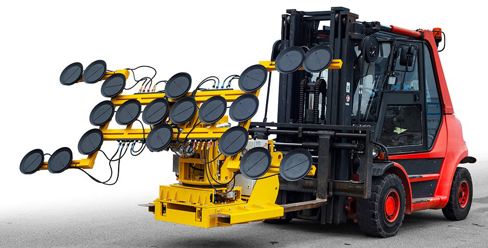 Einsatz eines 7-Achsen-Stapler-Manipulators mit VSG 1000 KMH zur Montage großformatiger Fassadenscheiben bis 900 kg. Bildrechte: Heavydrive.com