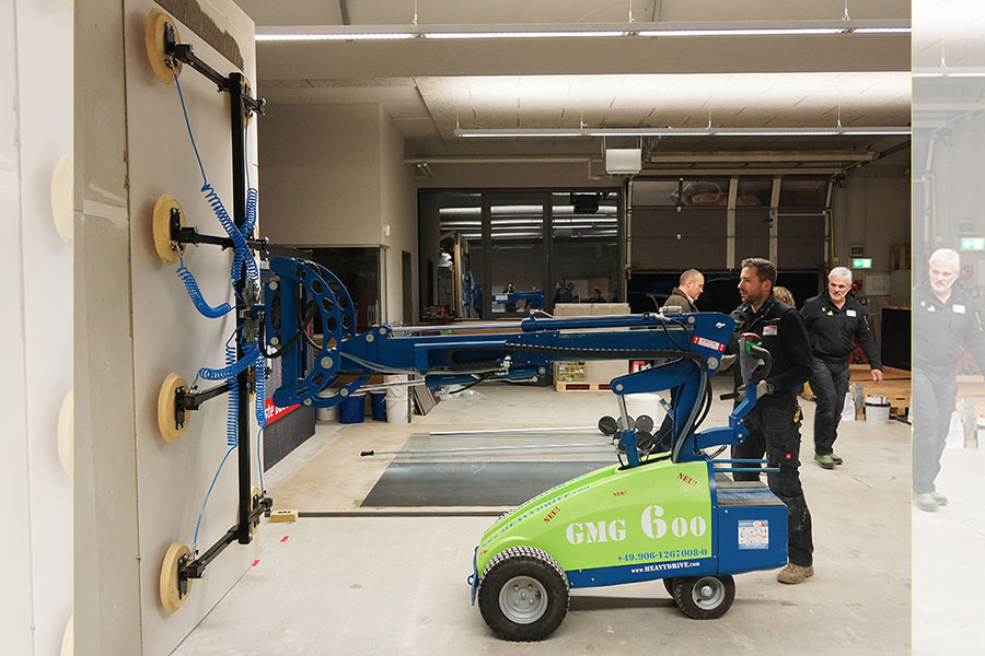 Glasroboter beim senkrechten Verlegen von großformatigen Fliesen