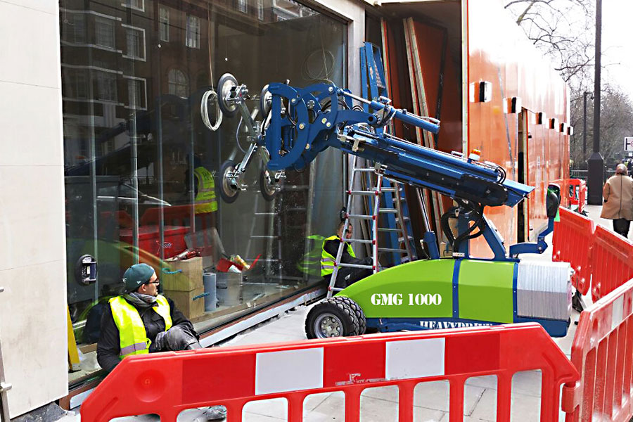 Glasroboter - Glas-Montage-Gerät - beim Schaufensterverglasen