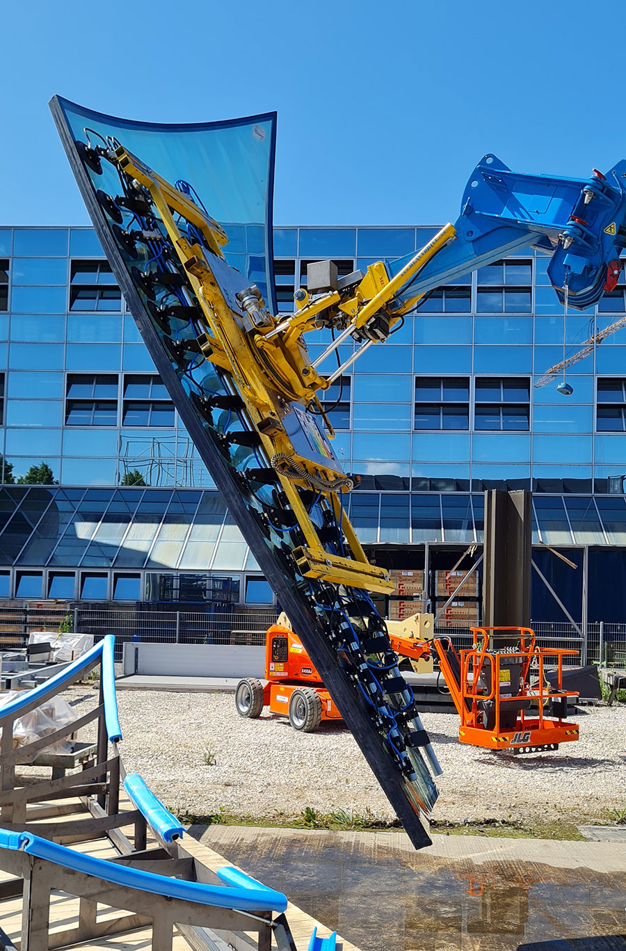 Heavydrive-Sauganlage mit synklastisch gebogener Scheibe